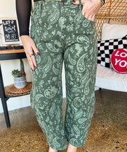 Load image into Gallery viewer, PAISLEY PRINT BARREL JEANS