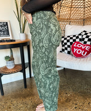 Load image into Gallery viewer, PAISLEY PRINT BARREL JEANS