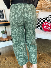Load image into Gallery viewer, PAISLEY PRINT BARREL JEANS
