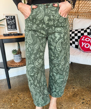 Load image into Gallery viewer, PAISLEY PRINT BARREL JEANS