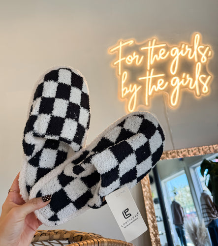 CHECKERED SLIPPERS- BLACK & WHITE
